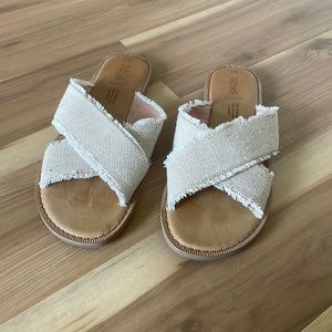 NWOT Toms sandals sz6.5